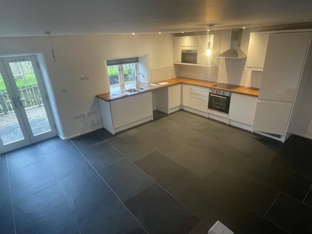 Lot: 60 - THREE-BEDROOM BARN CONVERSION - Open plan living/dining room with kitchen